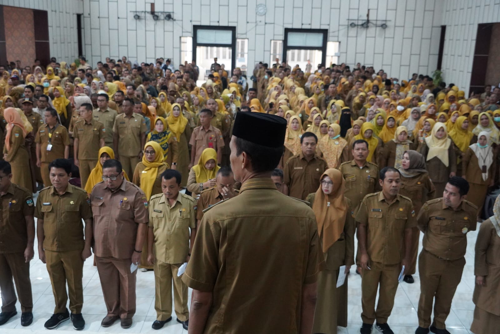 Wabup Yulian Efi dalam Apel Gabungan ASN di Aula Sarantau Sasurambi Kantor Bupati Solok Selatan, Senin (6/11/2023).